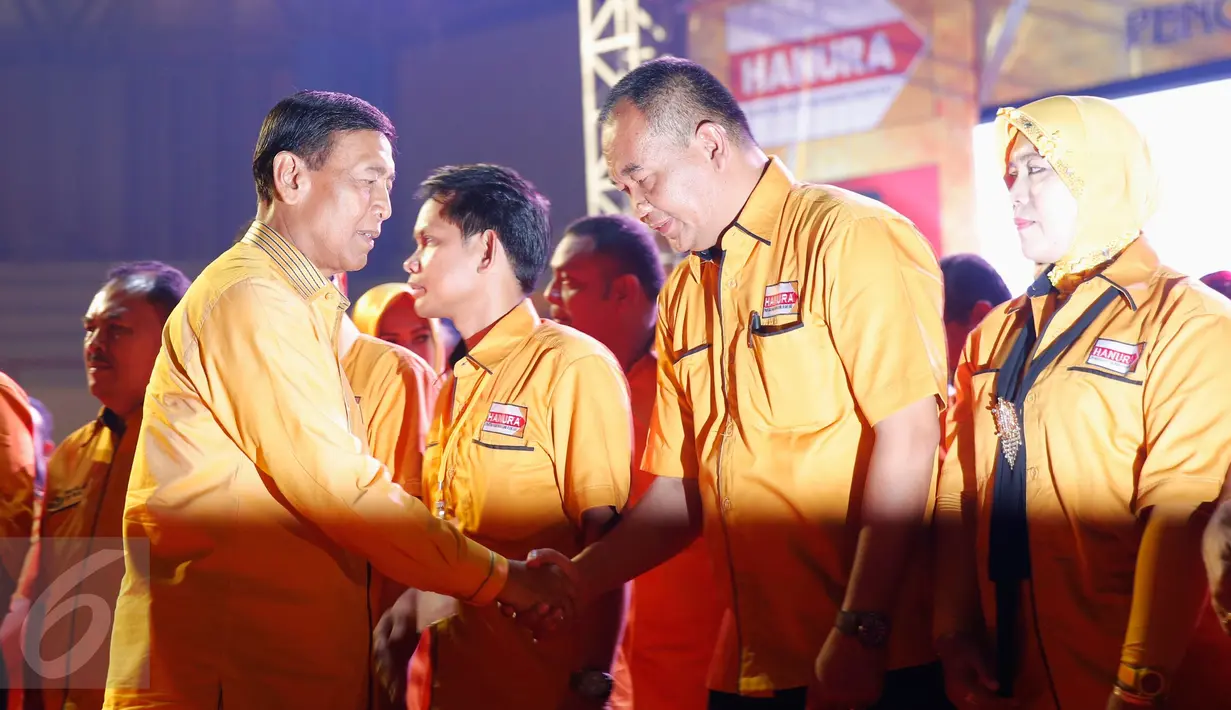 Wiranto memberi ucapan selamat usai melantik  pengurus DPD Hanura DKI Jakarta, Minggu (28/2/2016). Wiranto berharap para pengurus yang resmi dilantik mampu mengemban tugas partai. (Liputan6.com/Faizal Fanani)