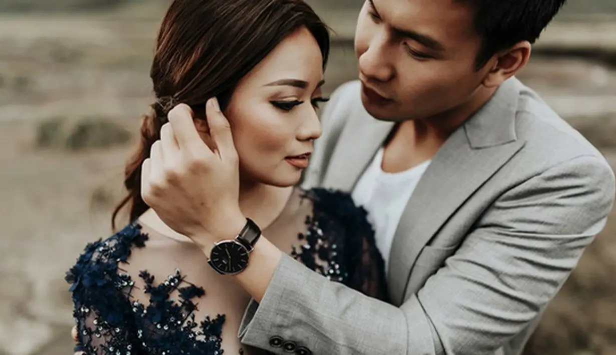 "Rencananya setelah nikah kita mau pacaran dulu sih sekitar 6 bulan sampai 1 tahun, mau jalan-jalan dulu. Setelah itu baru babymoon itu," kata Fendy Chow, di rumah busana Wong Hang, Grand Indonesia, Jakarta Pusat, Kamis (13/7/2017). (Instagram/fendychow)