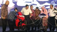 Menteri Koordinator Bidang Kemaritiman, Luhut Binsar Panjaitan (ketiga kiri) saat meresmikan gelaran Indonesia Electric Motor Show (IEMS) 2019 di Jakarta, Rabu (4/9/2019). Pameran khusus kendaraan listrik ini bertajuk Electric Vehicle for Smart Transpotation. (Liputan6.com/Helmi Fithriansyah)