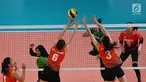 Pemain voli putri Vietnam berusaha memblok bola saat bertanding melawan Indonesia pada pertandingan babak semifinal peringkat 5-8 voli putri Asian Games 2018 di Tennis Indoor Senayan, Jakarta, Jumat (31/8). Indonesia kalah 1-3. (Merdeka.com/Imam Buhori)
