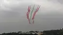 Sejumlah pesawat mengudara di atas langit Beirut, mengeluarkan asap dengan warna-warna bendera nasional Lebanon, dalam perayaan seratus tahun berdirinya Lebanon Raya, di Beirut, Lebanon (1/9/2020). (Xinhua/Bilal Jawich)