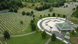 Deretan batu nisan terlihat di pemakaman korban pembantaian Sreberenica, Potocari, Bosnia, 7 Juli 2020. Lebih dari 8.000 muslim Bosnia tewas dalam 10 hari pembantaian setelah kota itu dikuasai pasukan Serbia pada bulan-bulan terakhir perang saudara 1992-1995. (AP Photo/Kemal Softic)