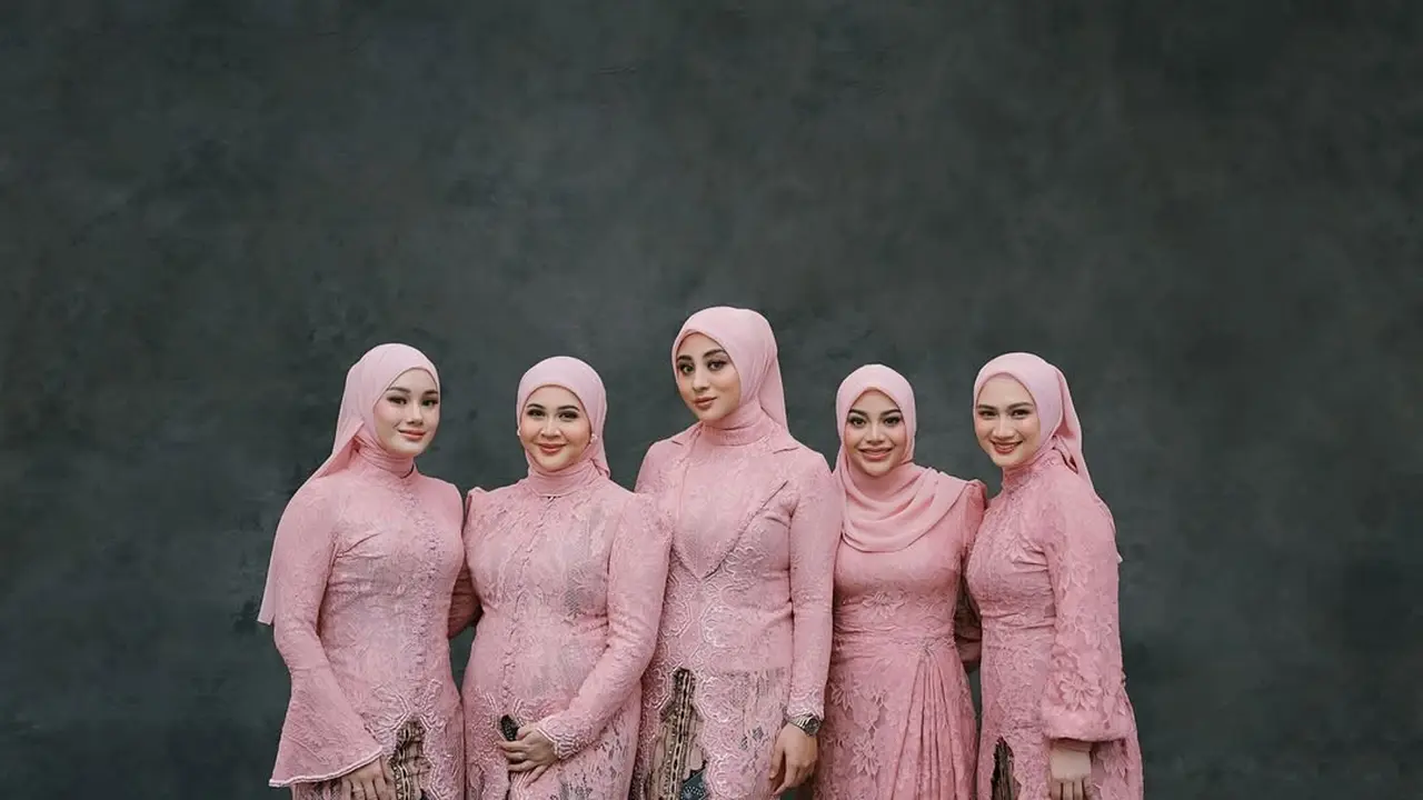 Beda Model Kebaya Pink Geng Mamayu di Acara 7 Bulanan Lesti Kejora, Aurel Hermansyah Terlihat Ramping hingga Kesha Ratuliu Tampil Klasik