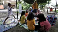 Anak-anak mengikuti program Literasi Kejujuran di TBM Saung Manggar, Pondok Kelapa, Jakarta, Minggu (24/3). Program ini bertujuan mendekatkan buku sekaligus meningkatkan minat baca kepada masyarakat dan mengurangi dampak negatif kecanduan internet bagi anak-anak. (merdeka.com/Iqbal S. Nugroho)