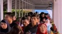 Jika hari Jumat kemarin hanya menyebrangkan 7.136 orang, kini penumpang telah mencapi 12.916 orang.