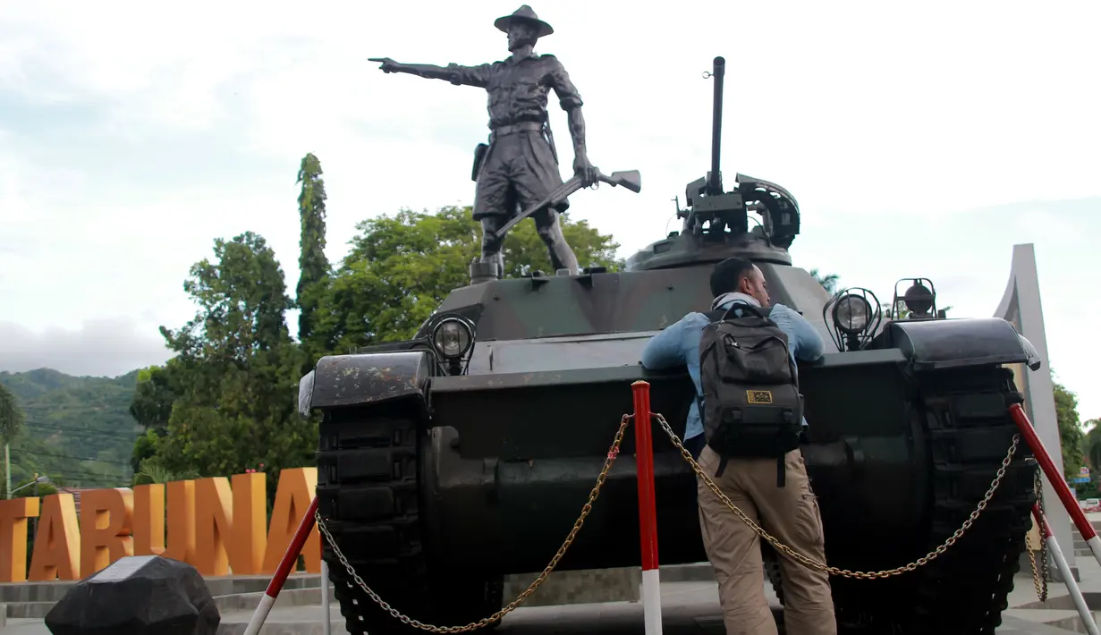 Monumen Nani Wartabone di nol kilometer Kota Gorontalo kini jadi tempat favorit bagi warga untuk ngabuburit. Adanya Alutsista TNI AD menambah keindahan sekitar monumen untuk dijadikan latar belakang berswafoto atau sekadar menghabiskan waktu menjelang buka puasa. (Liputan6.com/Arfandi Ibrahim)
