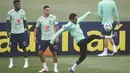 Pemain depan Brasil Raphinha (kanan) mengontrol bola saat sesi latihan menjelang ajang kualifikasi Piala Dunia 2026, di Teresopolis, Rio de Janeiro, Brasil, Senin (20/11/2023). (Daniel RAMALHO / AFP)