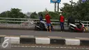 Sejumlah remaja berkumpul di atas jalan layang Pasar Rebo, Jakarta, Sabtu (14/1). Menurut warga sekitar, bahwa tempat tersebut memang kerap dijadikan arena nongkrong muda-mudi. (Liputan6.com/Immanuel Antonius)