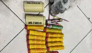 Polisi menyita barang bukti berupa flare sampai minuman keras&nbsp;saat&nbsp;Pertandingan pekan ke-34 BRI Liga 1 antara Persija Jakarta melawan Malut United di Jakarta International Stadion (JIS), Jumat (23/5/2025). Sebanyak 36 orang diamankan karena kedapatan membawa barang-barang terlarang. (Liputan6.com/Ady Anugrahadi)