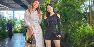 Luna Maya kembali bertemu Dahyun TWICE dalam show Michael Kors di NYFW. Luna mengenakan pakaian white-on-white yang terlihat mahal dan super-chic. 
(Foto: Instagram @lunamaya)
