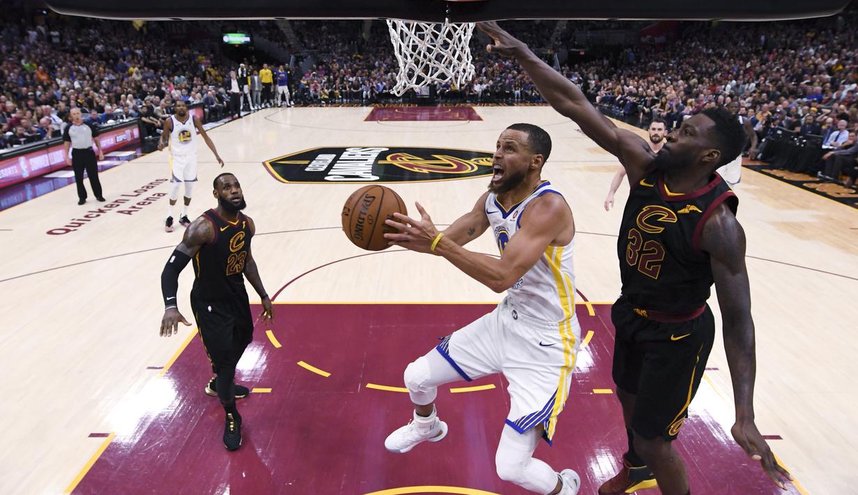 Pebasket Golden State Warriors, Stephen Curry, berusaha memasukan bola saat melawan Cleveland Cavaliers pada final NBA di Quicken Loans Arena, Ohio, Jumat (8/6/2018). Warriors juara setelah menang 4-0 atas Cavaliers. (AFP/Gregory Shamus)