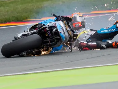 Pebalap Estrella Galicia 0,0 Marc VDS, Tito Rabat, terjatuh saat latihan bebas kedua Moto GP Jerman di Sirkuit Sachsenring, Jerman, (15/7/2016). (AFP/Robert Michael)