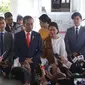 Presiden  Joko Widodo bersama ibu negara Iriana didampingi putra putrinya memberikan keterangan sebelum meninggalkan Istana Merdeka menuju gedung DPR, Jakarta, Minggu (20/10/2019). Jokowi bersama keluarga menuju DPR untuk dilantik menjadi presiden untuk kedua kalinya. (Liputan6.com/Angga Yuniar)