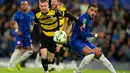 Hingga akhir babak pertama, Chelsea unggul tiga gol setelah pemain Barrow, Paul Farman melakukan gol bunuh diri pada menit ke-28. (AP Photo/Kirsty Wigglesworth)