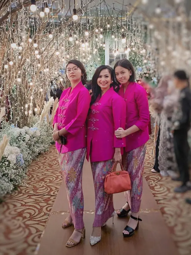 6 Potret Kebersamaan Feni Rose dan Kedua Putrinya, Bak Kakak Adik