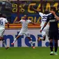 Pemain depan Cagliari, Marco Sau (kedua dari kiri), merayakan golnya ke gawang Inter Milan di laga lanjutan Serie A Italia di Stadion San Siro, Milan, (28/9/2014). Inter Milan kalah 1-4 dari Cagliari. (AFP PHOTO/Giuseppe Cacace)