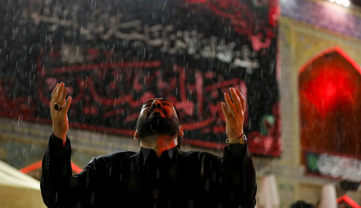<p>Lailatulqadar adalah satu malam penting yang terjadi pada bulan suci Ramadhan, yang dalam Alquran digambarkan sebagai malam yang lebih baik dari seribu bulan. (AP Photo/Anmar Khalil)</p>