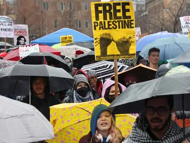 Orang-orang berpartisipasi di tengah hujan badai dalam demonstrasi dan pawai untuk menuntut Israel mengakhiri perang di Gaza dan menyetujui gencatan senjata pada tanggal 02 Maret 2024 di New York City. (Spencer Platt/Getty Images North America/Getty Images via AFP)