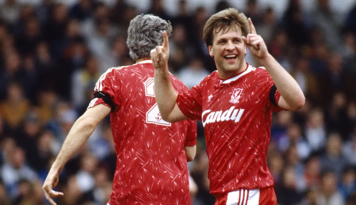 Jan Molby. Gelandang Denmark yang kini berusia 59 tahun dan telah pensiun pada Oktober 1997 bersama Swansea ini tercatat pernah menjadi bagian dari Ajax Amsterdam dan Liverpool. Ia terlebih dahulu membela Ajax selama dua musim pada 1982/1983 dan 1983/1984 usai didatangkan dari klub Denmark, Kolding. Usai meninggalkan Ajax, ia langsung bergabung dengan Liverpool pada awal musim 1984/1985. Bersama Liverpool ia bertahan selama 11 musim hingga 1994/1995. (liverpoolfc.com)