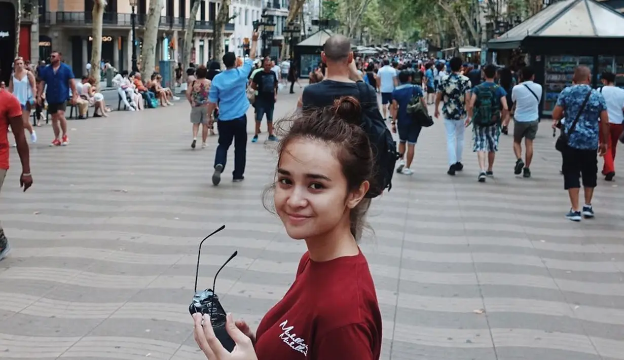 Walaupun tampil dengan gaya sederhana dan bahkan tanpa makeup, Michelle dipuji penggemarnya karena memiliki wajah yang cantik natural. Tanpa olesan makeup pun ia tetap memesona dengan wajahnya yang imut. (Liputan6.com/IG/@michelleziu)