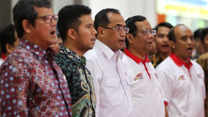 Ketua Gerakan Suluh Kebangsaan Mafud MD (dua kanan) bersama Menhub Budi Karya Sumadi, dan Wakil Gubernur Jawa Timur Emil Dardak saat dialog Jelajah Kebangsaan di Stasiun Gubeng, Surabaya, Jawa Timur, Kamis (21/2). (Liputan6.com/JohanTallo)