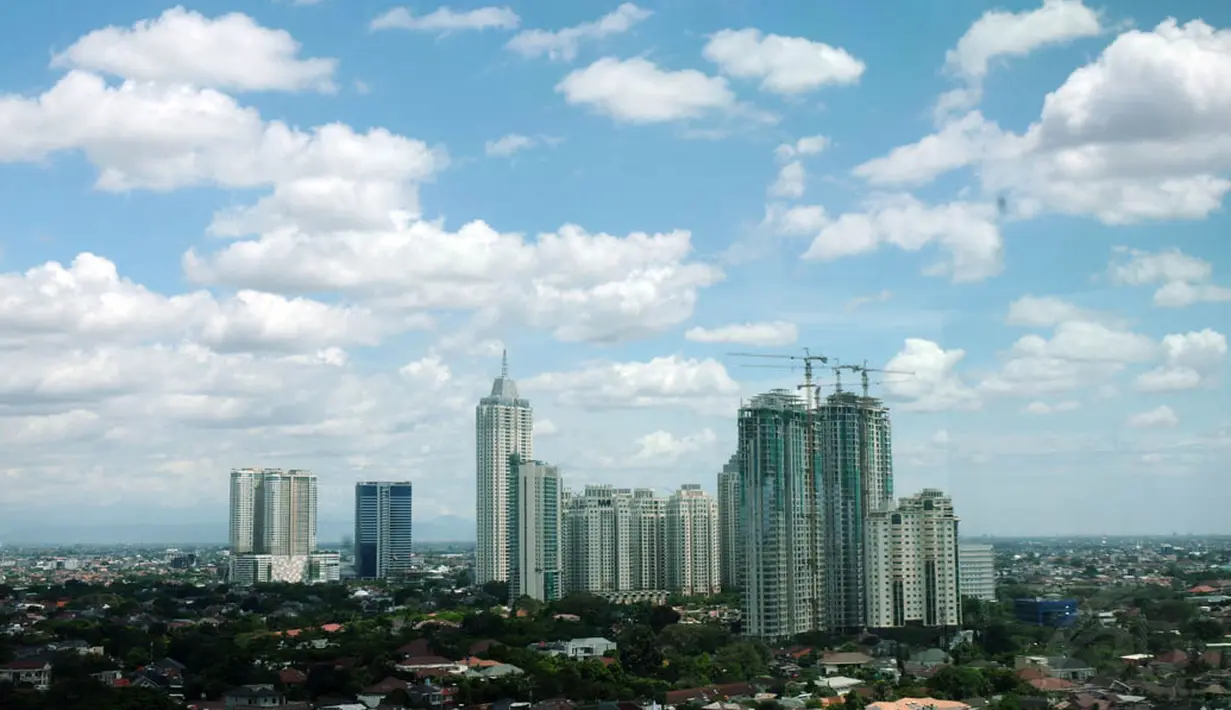 Pemandangan salah satu sudut ibukota Indonesia dilihat dari atas salah satu gedung di Jakarta. (Liputan6.com/Helmi Fithriansyah)