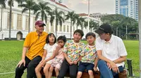 Menteri Keuangan Sri Mulyani mengajak 4 cucunya berkeliling gedung AA Maramis, di Komplek Kementerian Keuangan, Jakarta Pusat. (Dok Instagram Sri Mulyani)