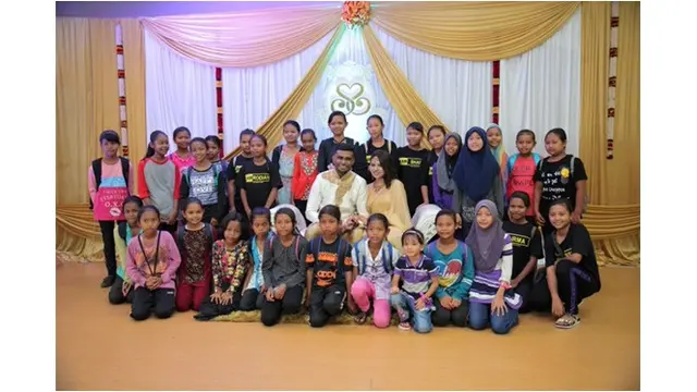 Anak-anak Ini Tempuh 200 KM Demi Datang ke Pernikahan Sang Guru, Alasannya Bikin Haru
