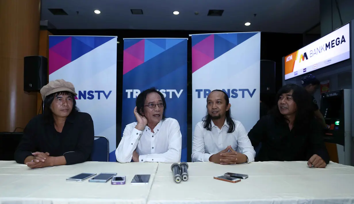 Jumpa Pers Koes Plus usai mengisi acara Konser Musik Nasional di Kawasan Tendean, Jakarta Selatan, Senin (28/3/2016) malam. (Nurwahyunan/Bintang.com)