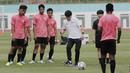Manajer pelatih Timnas Indonesia, Shin Tae-yong, menendang bola saat latihan Timnas U-19 di Stadion Wibawa Mukti, Senin (13/1/2020). Pria asal Korsel ini menjadi supervisi untuk Timnas Indonesia senior, U-22, U-20, dan U-16. (Bola.com/M Iqbal Ichsan)