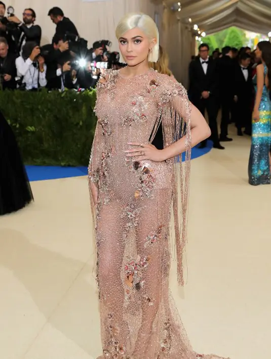 Seorang sumber mengatakan, Travis bercerita kepada temannya bahwa ia dan Kylie sudah resmi jadian. Meskipun keduanya belum menyatakan secara langsung ke hadapan publik. (AFP/Bintang.com)