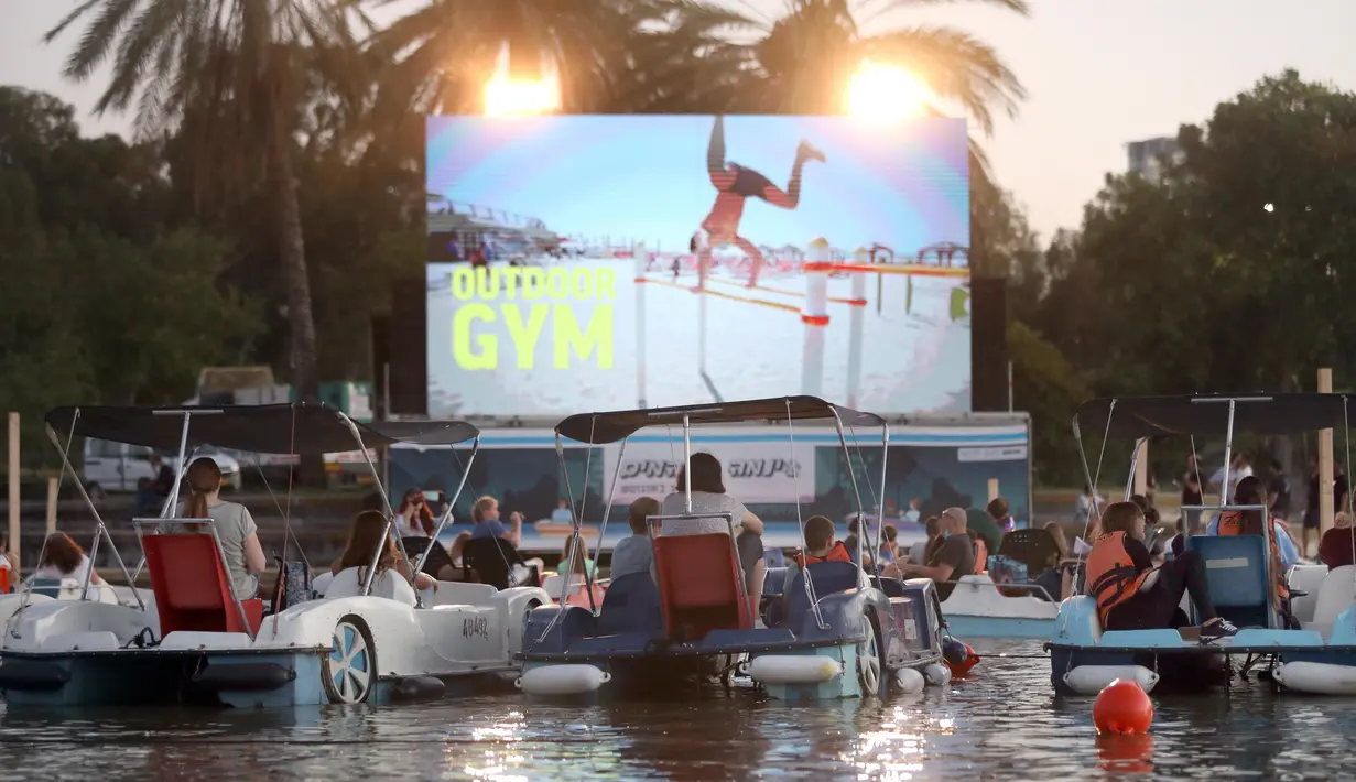 Orang-orang duduk di atas perahu saat "berlayar" di bioskop terapung, Tel Aviv, Israel, 20 Agustus 2020. Bioskop terapung ini merupakan inisiatif pemerintah Kota Tel Aviv untuk menyediakan acara budaya bagi warga selama pembatasan di tengah pandemi COVID-19. (Xinhua/JINI/Gideon Markowicz)