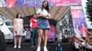 Gadis 18 tahun ini bahkan gemetaran saat berada di panggung yang disaksikan oleh penggemarnya. Bahkan, ini merupakan pengalaman pertama meet and greet sinetron dengan pengunjung terbanyak. (Adrian Putra/Bintang.com)