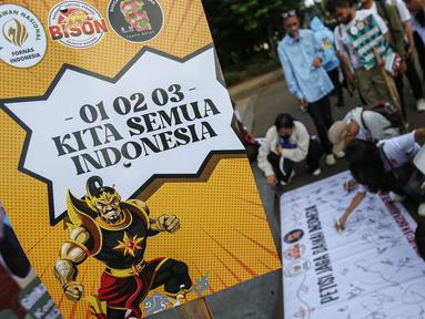 Tiga kelompok relawan dari ketiga paslon capres-cawapres menggelar aksi Damai Indonesia di Kawasan Patung Kuda, Jakarta, Selasa (23/4/2024). (Liputan6.com/Angga Yuniar)