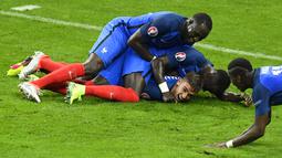 Ekspresi striker Prancis, Antoine Griezmann, setelah mencetak gol ke gawang Islandia pada laga perempat final Piala Eropa 2016 di Stade de France, Paris, Senin (4/7/2016) dini hari WIB. (AFP/Miguel Medina)