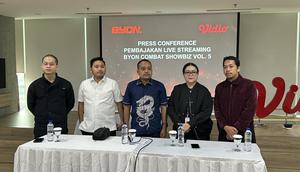 Presiden Byon Combat, Yoshua Marcellos Muliardo (kiri), dalam konferensi pers di SCTV Tower, Jakarta Pusat, terkait kasus pembajakan konten berbayar Pay-Per-View (PPV) Byon Combat Showbiz Vol. 5 di platform Vidio, Rabu (25/2/2026). (Bola.com/Muhammad Adi Yaksa)