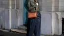 Di luar parade busana, Shin Min Ah tampil boyish dengan cropped leather jacket dan trouser navy [@illusomina]