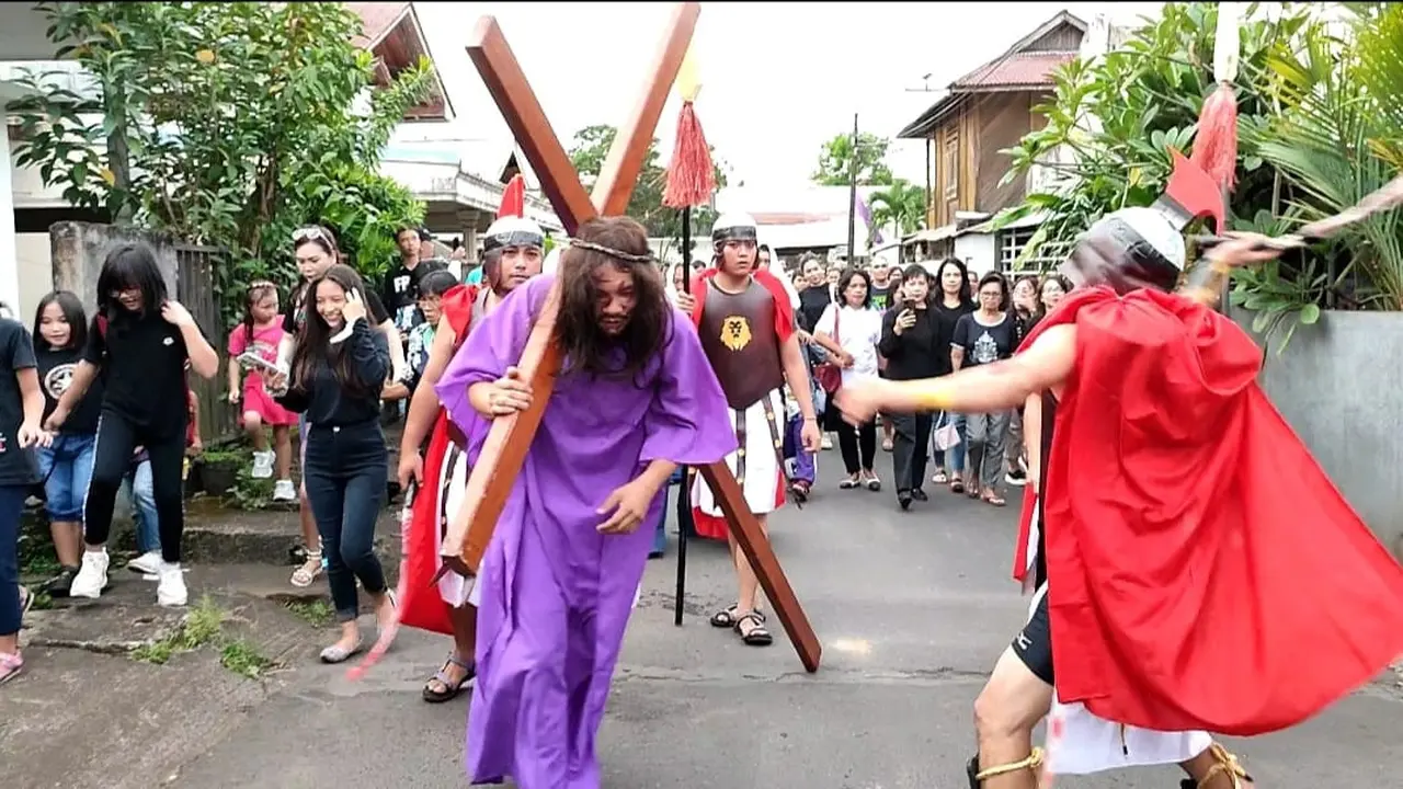 Proses jalan salib untuk memperingati Jumat Agung atau kematian Yesus Kristus yang digelar oleh Jemaat GMIM alvari Malalayang Satu, Kota Manado, Sulut. (Foto: Yoseph Ikanubun/Liputan6.com)