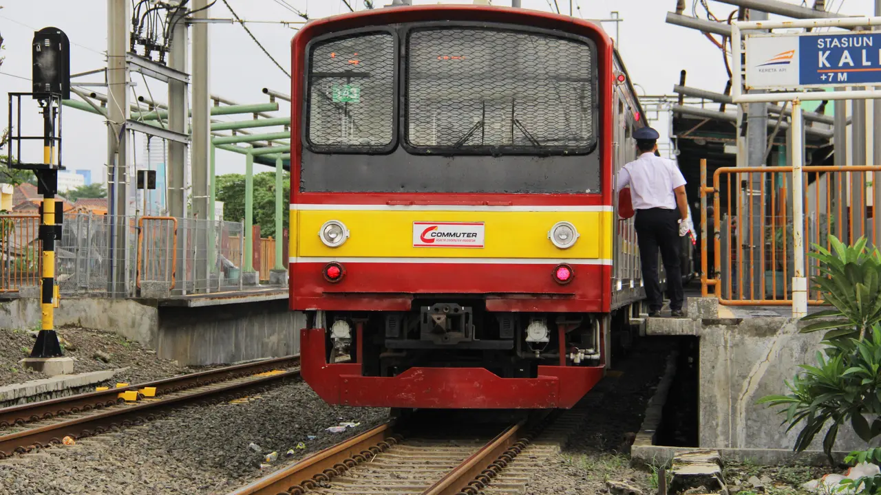 Hari Pahlawan, Guru hingga Nakes Bisa Naik Kereta Api Jarak Jauh Gratis