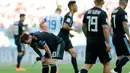 Pemain Argentina, Lionel Messi tertunduk setelah gagal mengeksekusi penalti dalam  laga Grup D Piala Dunia 2018 antara Argentina dan Islandia di Stadion Spartak, Moskow, Rusia, Sabtu (16/6). Pertandingan berakhir imbang 1-1. (AP Photo/Ricardo Mazalan)