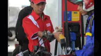 Sejumlah kendaraan sedang mengantri BBM di SPBU Cikini. Presiden Jokowi mengumumkan penurunan harga BBM bersubsidi jenis Premium dan Solar, Jumat (16/1/2015) dari Rp. 7.600 menjadi Rp 6.600/liter, dan solar Rp 6.400/liter. (Liputan6.com/Herman Zakharia)