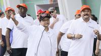 Retno Marsudi Menteri Luar Negeri R.I melakukan senam pagi usai mengunjungi venue di seputar Gelora Bung Karno dalam rangka acara Diplomatic Walk bersama para duta besar negara peserta Asian Games 2018, Minggu (11/2/2018). (Bola.com/Peksi Cahyo)