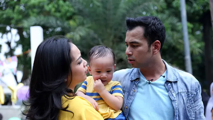 [Bintang] Raffi Ahmad, Nagita Slavina dan Rafathar