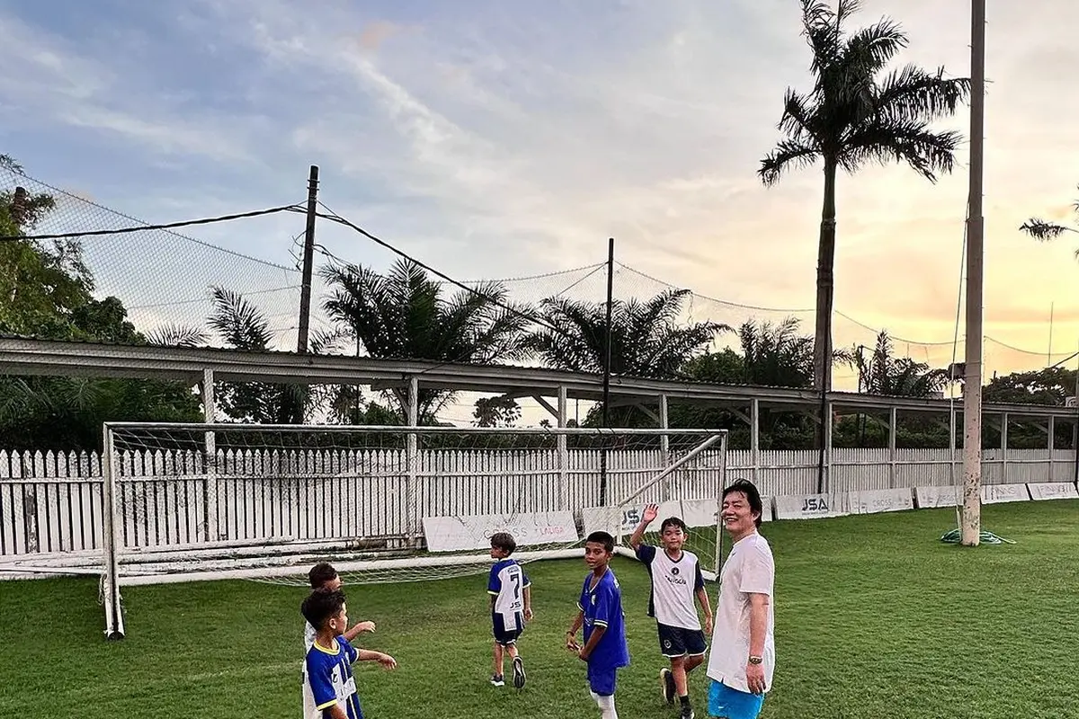 Lee Beom Soo bermain sepak bola di Bali