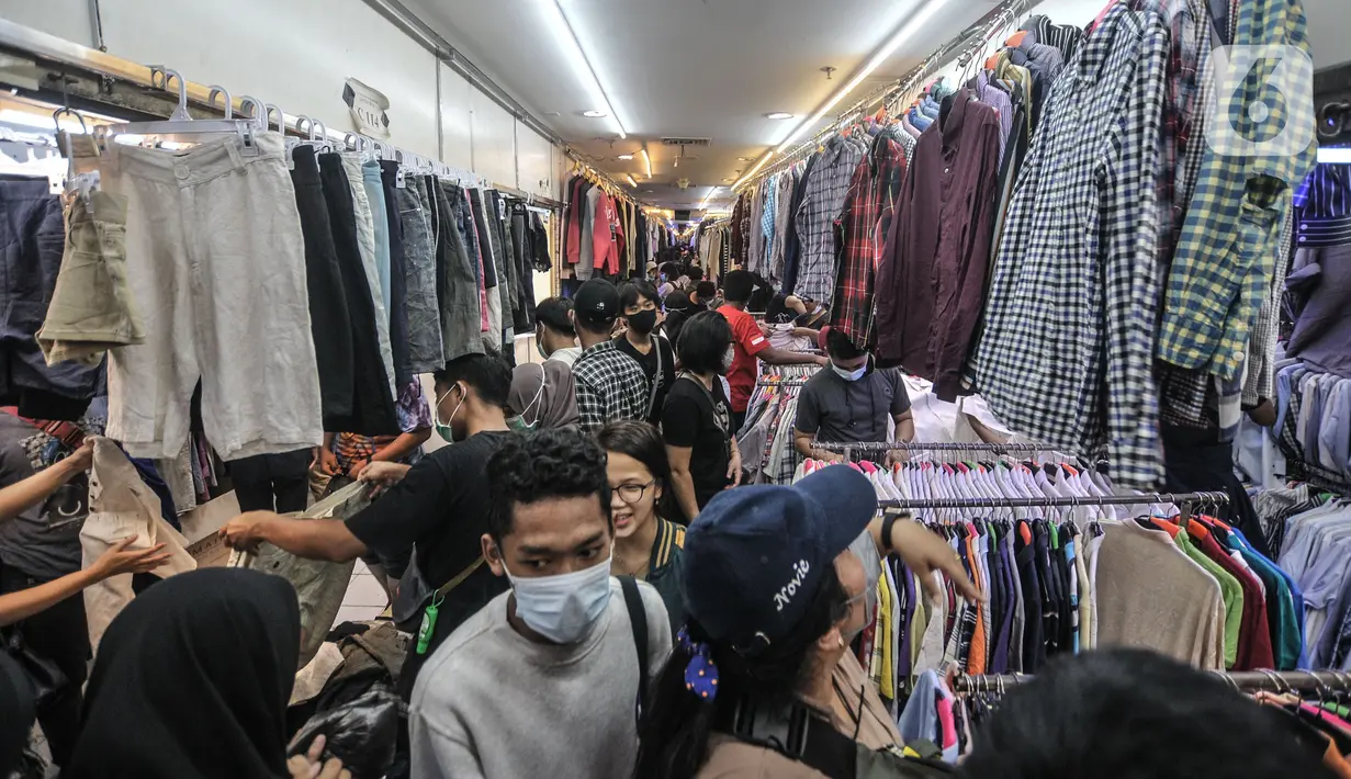 Pengunjung saat memilih pakaian impor bekas di Pasar Senen, Jakarta, Minggu (9/5/2021). Jelang Hari Raya Idul Fitri, bursa pakaian impor bekas masih diminati warga Ibu Kota untuk dikenakan saat Lebaran ataupun aktivitas sehari-hari. (merdeka.com/Iqbal S. Nugroho)