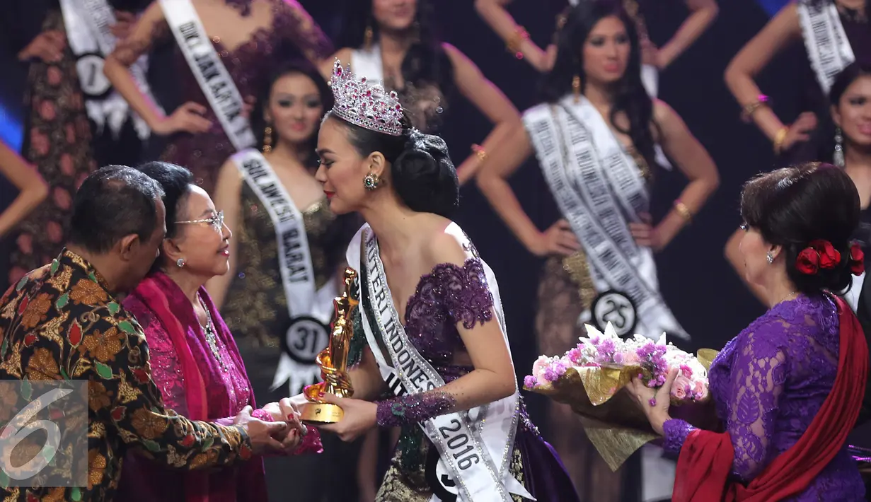 Pendiri yayasan putri indonesia, Mooryati Soedibyo memberikan selamat kepada kepada Putri Indonesia 2016, Kezia Roslin saat acara grand final Putri Indonesia 2016, Jakarta, Jumat (20/2). (Liputan6.com/Herman Zakharia)