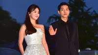 Song Joong Ki dan Song Hye Kyo melambaikan tangan ketika berpose di karpet merah The 52nd Baeksang Art Awards di Seoul, 3 Juni 2016. Song Song Couple dipertemukan sebagai lawan main dalam drama Korea, Descendants of The Sun. (JUNG YEON-JE/AFP)