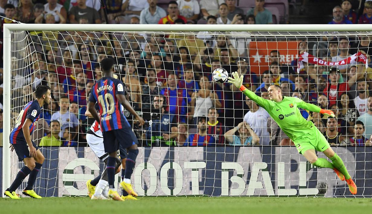 Penjaga gawang Barcelona, Marc-Andre ter Stegen tampil baik saat menghadapi serangan Rayo Vallecano. Ter Stegen mampu melakukan dua penyelamatan gawangnya dari kebobolan. (AFP/Pau Barrena)