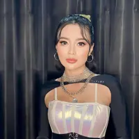 Wika Salim hadir di IKN untuk tampil di acara Malam Apresiasi Nusantara. Ia mengenakan bustier putih shining dipadukan outer hitam serasi dengan obi. Kalung silver layering melengkapi penampilannya. [@wikasalim]