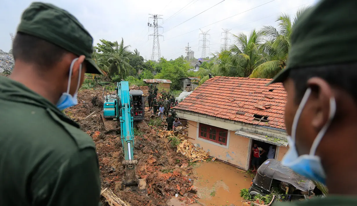 Tentara Sri Lanka berupaya menyelamatkan para korban yang terperangkap gunungan sampah di Meetotamulla, dekat ibukota Kolombo, Minggu (16/4). Ratusan tentara mencari korban yang tertimbun penampungan sampah dengan alat berat. (AP Photo/Eranga Jayawardena)